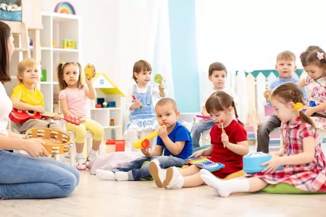 Zabawy integracyjne dla dzieci i rodziców w przedszkolu, które łączą pokolenia