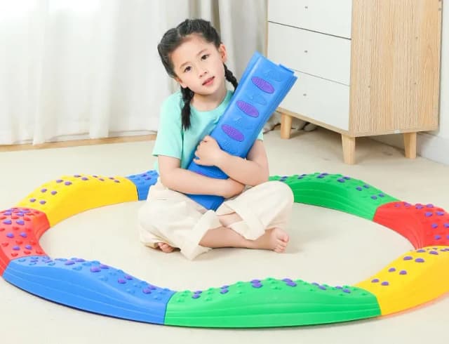Ścieżka sensoryczna: jak wspiera rozwój dziecka i integrację sensoryczną