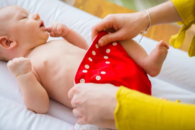 Jak zawiązać pieluchę tetrową, aby uniknąć przecieków i dyskomfortu