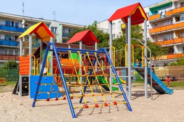 Jak wygląda plac zabaw? Odkryj jego kluczowe elementy i zalety